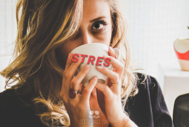 Aké sú príznaky stresu? Ako sa zbaviť stresu a žena pod stresom pije zo šálky stres. Dobrú chuť, zastavme stres.